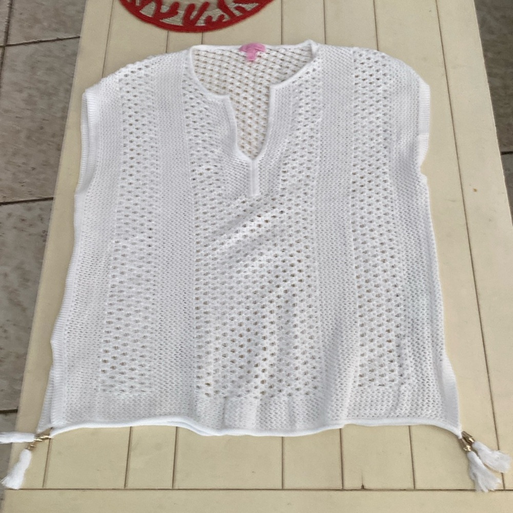 Lilly Pulitzer Topper sweater shawl. Size S - M. White